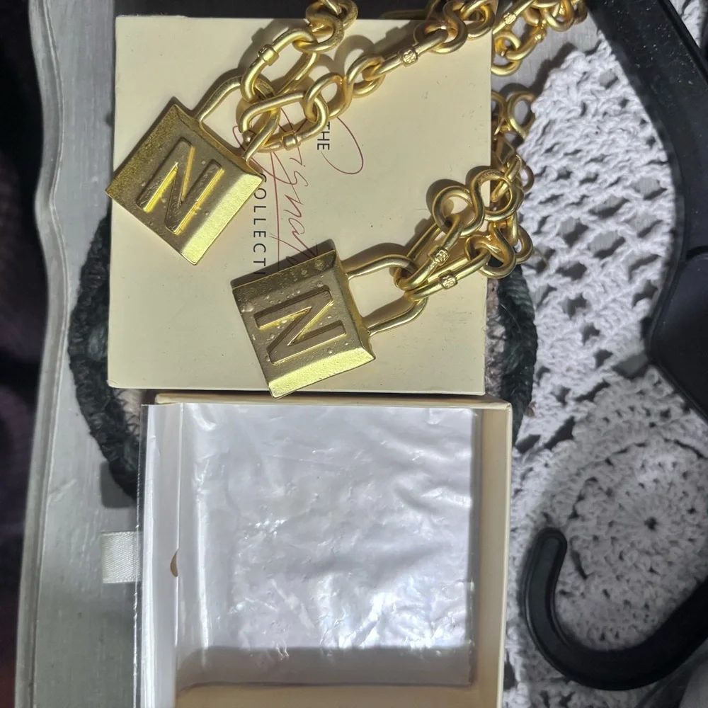 Bold lock, golden colored jewelry, brand new with box. Necklace and bracelet - Picture 4 of 5